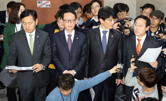국민의당 김관영(왼쪽부터), 새누리당 김도읍, 더불어민주당 박완주 원내수석부대표가 14일 오후 국회 정론관에서 최순실 국정농단 의혹 사건에 대한 별도의 특별검사법에 합의한 내용에 대한 기자들의 질문에 답하고 있다. 오른쪽은 기본 초안을 잡은 더불어민주당 박범계 의원.
